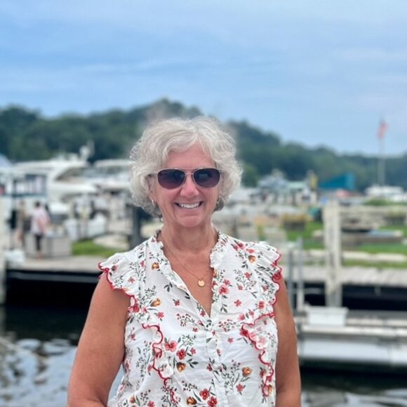 Meet your posher, Sue - Picture 2 of 3